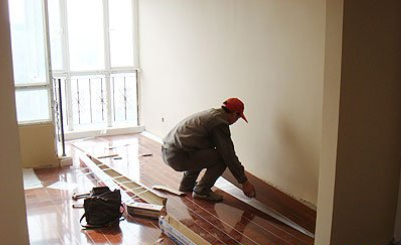 如何保证硬木复合地板楼面铺设施工质量？